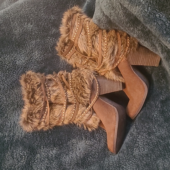 Shoes - Picture 4 of 8